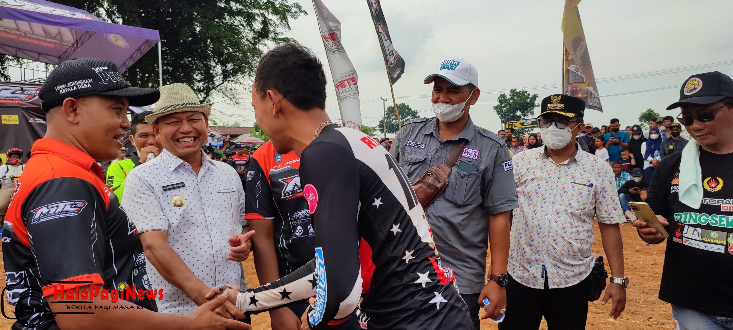 Foto, Rizky HK Juara Umum berjabat Tangan dengan Bupati Lampung Timur