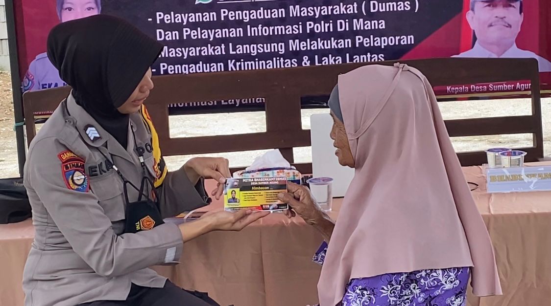 Foto: Bhabinkamtibmas Brigpol Eka Wijayanty melayani masyarakat desa sumber agung